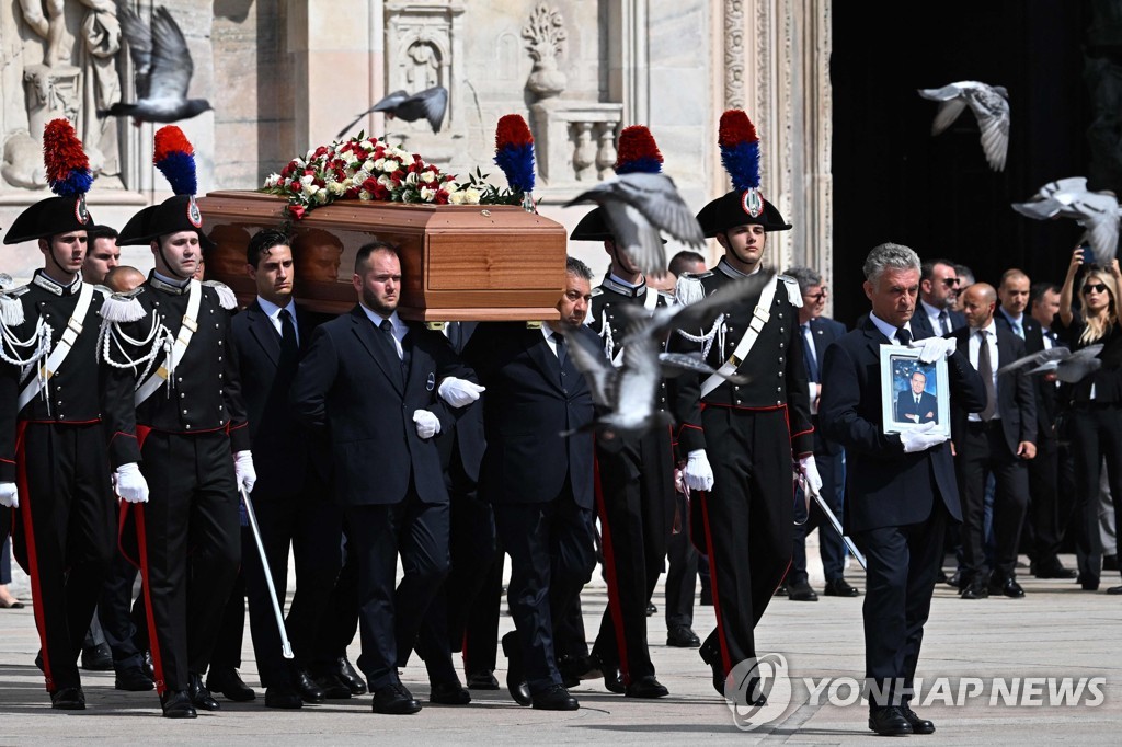 베를루스코니 전 伊총리 장례식, 밀라노 대성당서 국장으로 거행