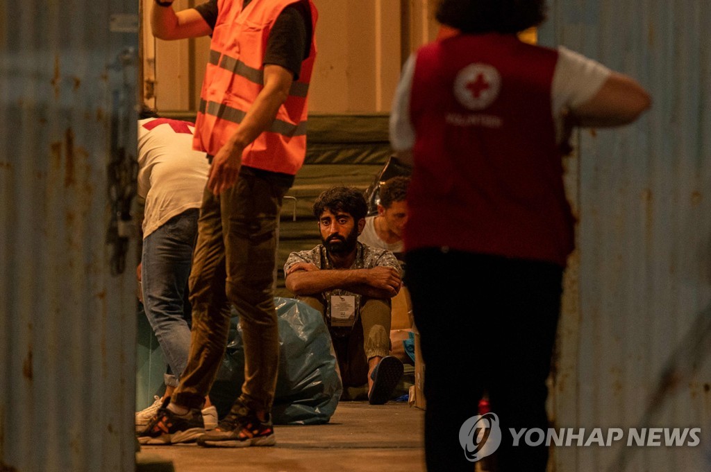 그리스 난민선 참사 용의자 9명 구금…"견인시도 후 배 기울어"