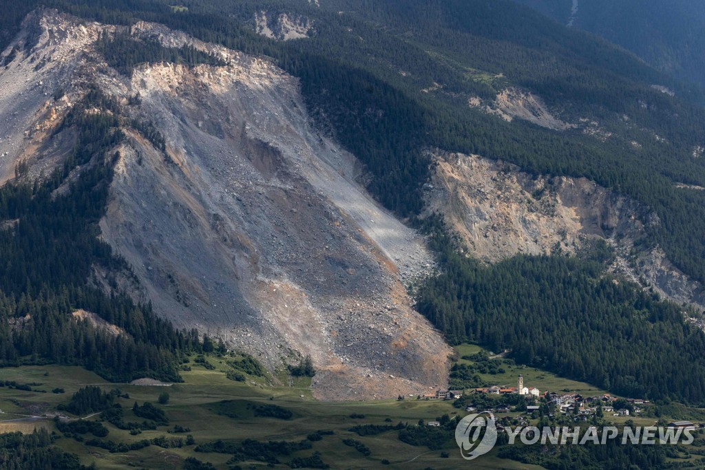 스위스 산간지역 거대암석 무너져…'전원대피' 마을엔 피해 없어