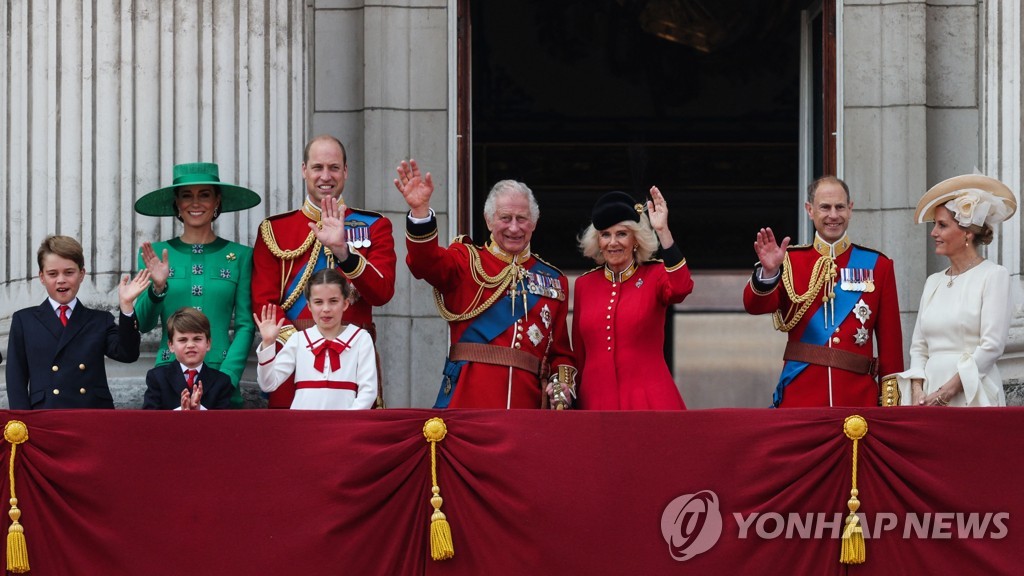 英 찰스 3세 첫 성대한 생일 행사…귀여운 루이 왕자 '신스틸러'