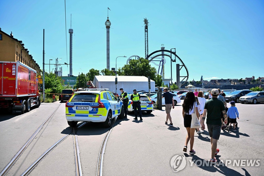 스웨덴 스톡홀름 놀이공원서 롤러코스터 탈선…1명 사망