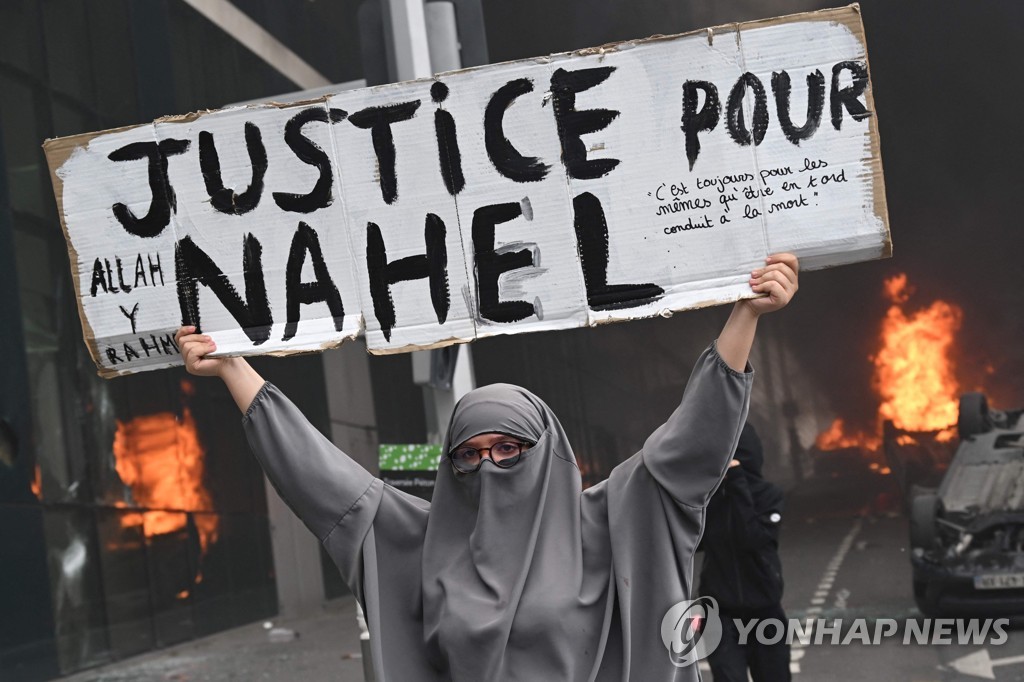 10대에 총 쏜 프랑스 경찰 살인 혐의 기소…사흘 연속 과격 시위(종합)