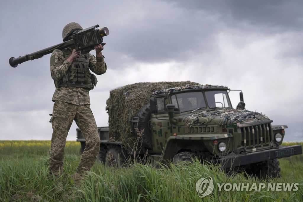 "러시아군 포격에 탱크 뒤에서 팔 잃어"…우크라 대반격의 그늘