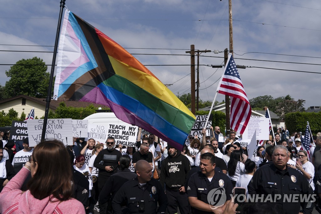 아동 세뇌? 다양성 교육?…美초교 성소수자 행사에 학부모 충돌