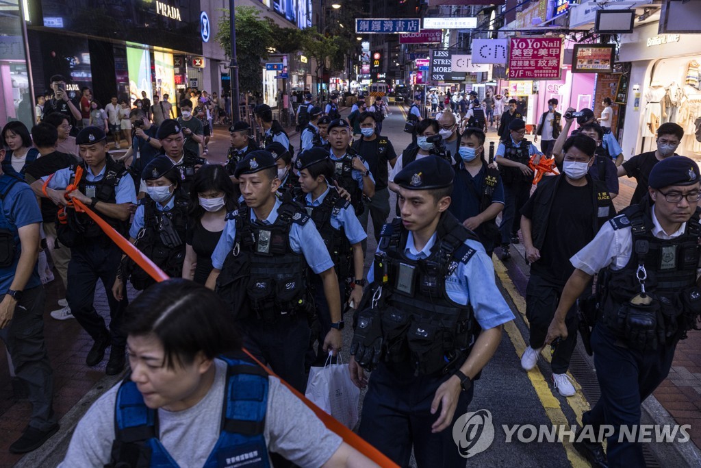 "6·4 잊지말라" 홍콩서 톈안먼 34주년 앞두고 8명 체포·연행