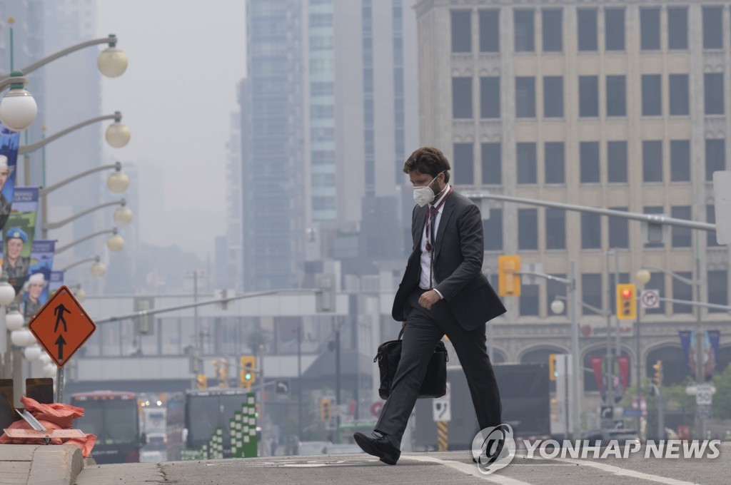 캐나다 산불 여전히 400여곳 확산…남한 면적 3분의 1 태워