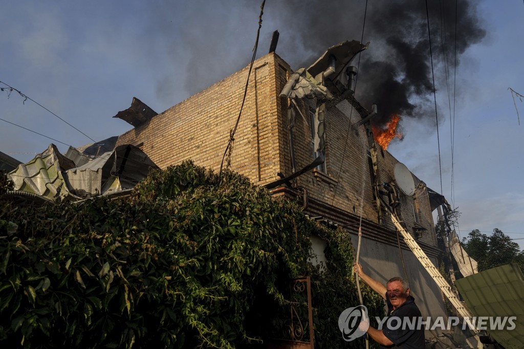 "폐허된 댐 위로 포탄 날아다녀"…홍수에도 우크라 곳곳 격전