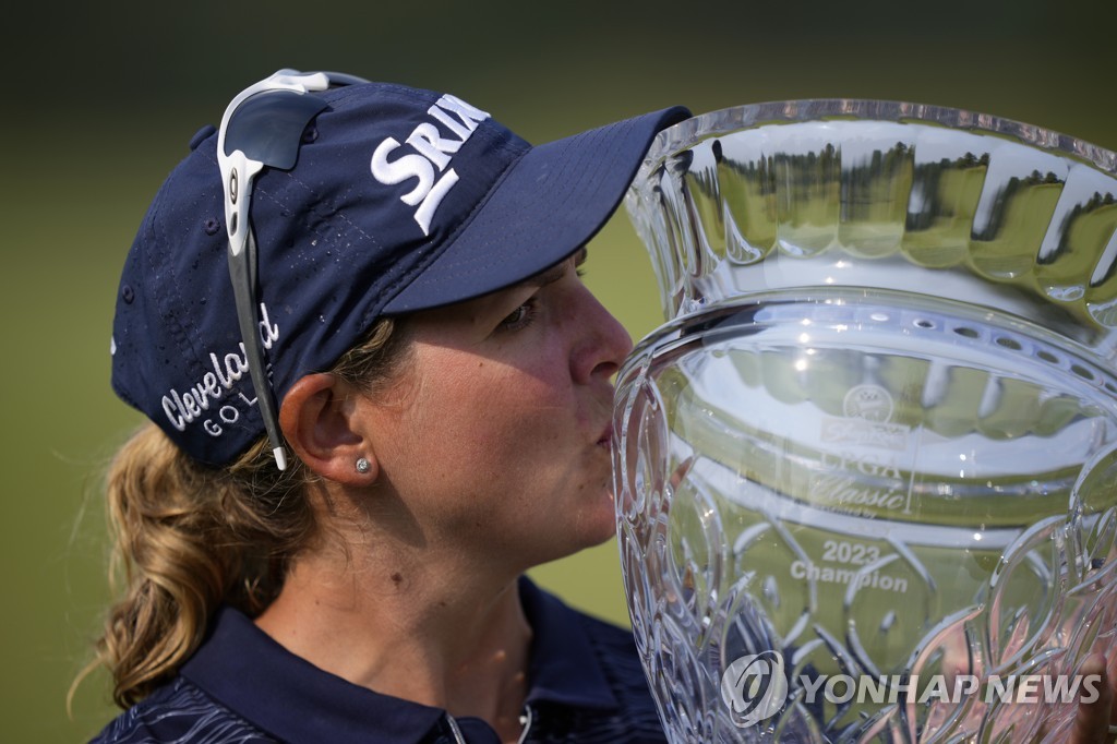 김효주, LPGA 숍라이트 클래식 1타 차 준우승…우승은 부하이