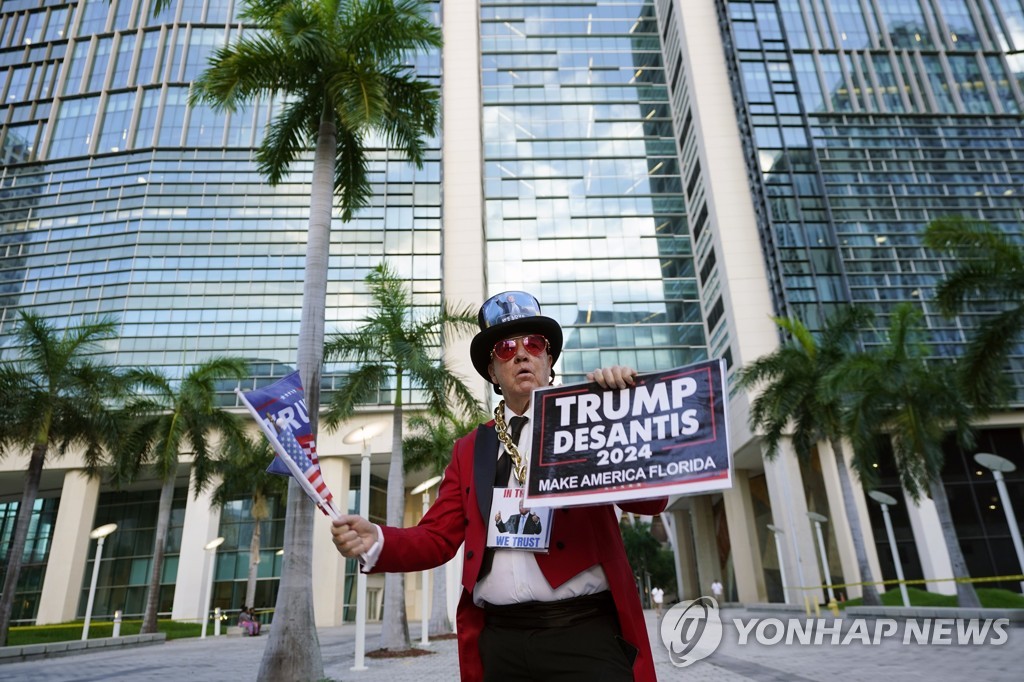 트럼프, 법원 출석 직전 지지층에 후원금 요청…"기도해달라"