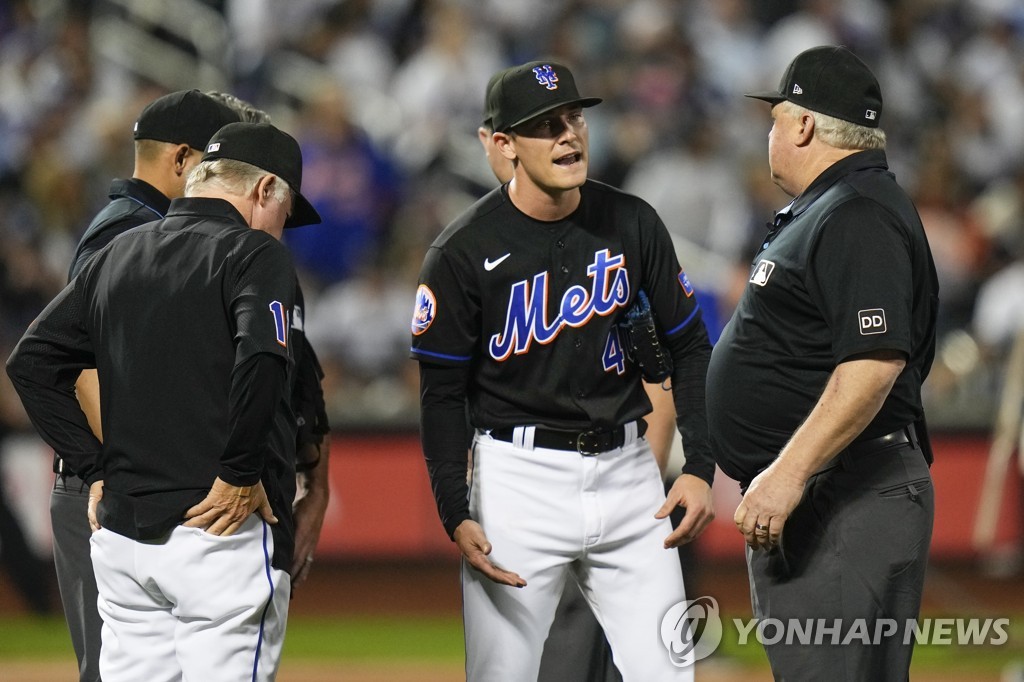 '이물질 의혹' 스미스, 10경기 출장 금지…"로진만 만졌다" 항변