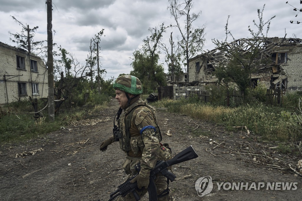 '킬존'에 빠진 병사들…러 방어선 15㎞앞에서 포격맞는 우크라군