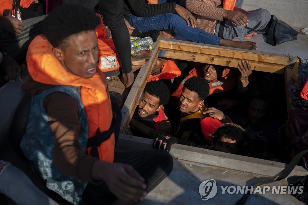 지중해 난민선에도 차별…"파키스탄인은 갑판 아래로 떠밀렸다"