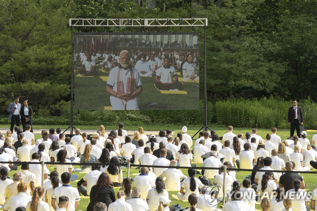 모디, 유엔서 '다국적 요가' 신기록…워싱턴 첫일정 '30분 지각'(종합)