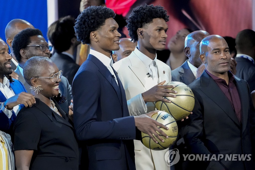 NBA 1순위 신인은 프랑스 출신 '세기의 재능' 웸반야마(종합)