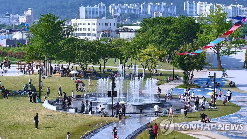 현충일 징검다리 연휴 마지막 날 전국 산·바다 '북적'