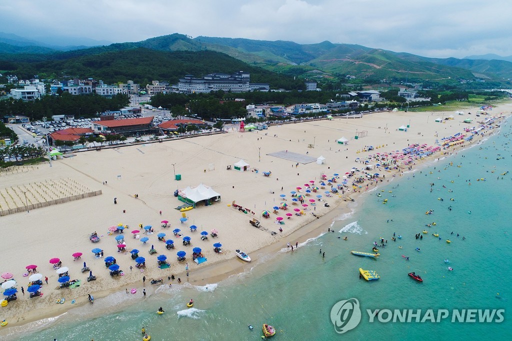 장마 앞두고 "덥다 더워"…전국 해수욕장 축제장 '북적'