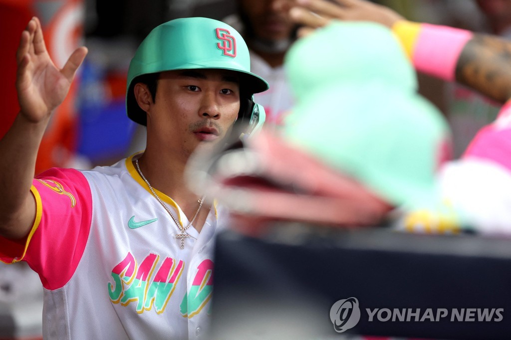 MLB 첫 선두타자 홈런 친 김하성 "여러 선수 방망이 빌려 써"