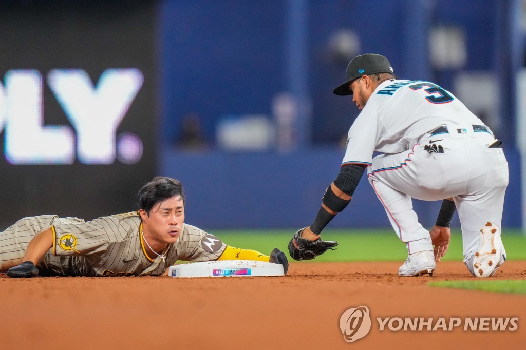 '1번 타자' 김하성, 2년 연속 두 자릿수 도루 성공…만점 활약