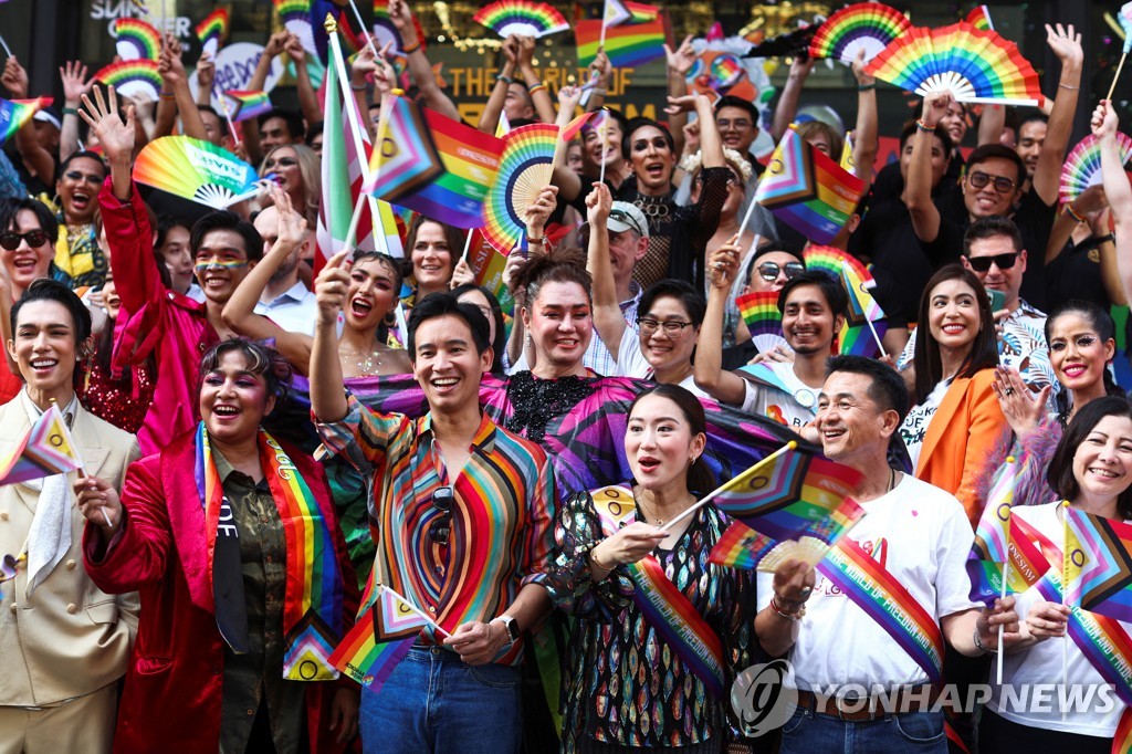 성소수자 축제 간 태국 총리후보…"동성결혼 합법화할 것"