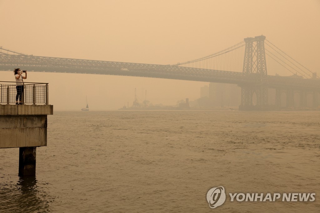 캐나다 산불 연기 美 동부까지 뒤덮어…1억명에 '건강' 경보