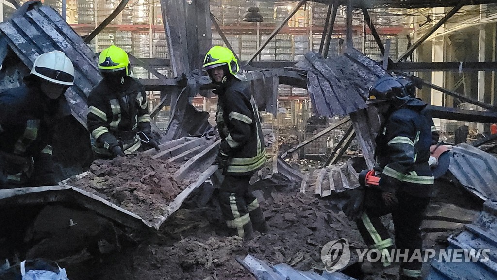 푸틴 '곡물수출 중단' 으름장 직후 오데사 공습…16명 사상