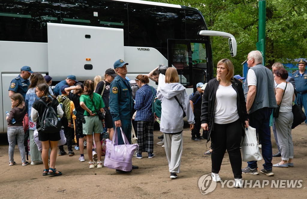 문턱까지 온 전쟁 실감한 러 접경지 주민들 "모든 게 바뀌었다"