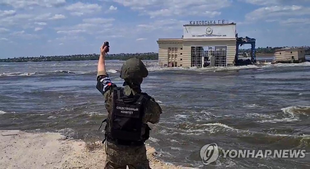 댐 파괴로 '물의 장벽'…우크라 남부 대반격 산통 깨지나(종합)