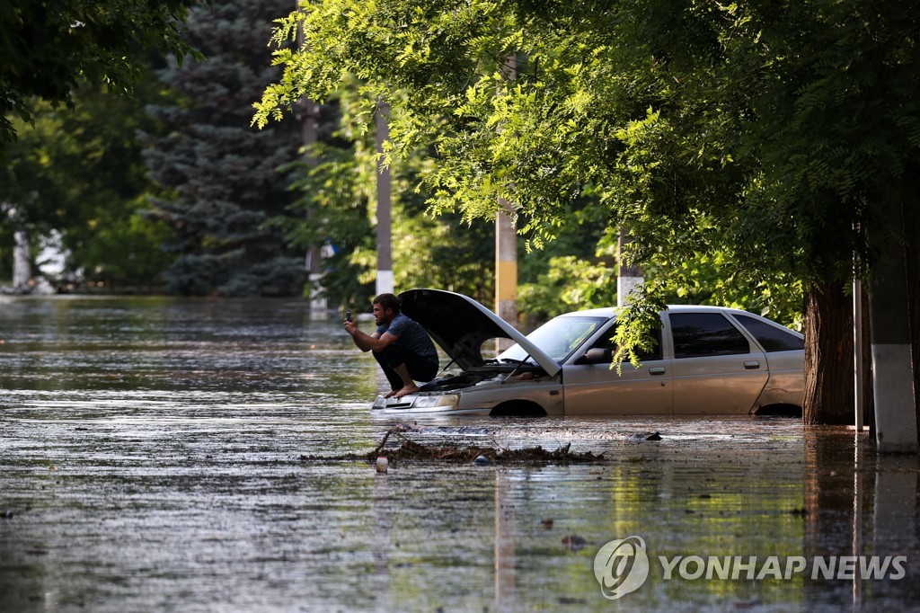 댐 파괴로 '물의 장벽'…우크라 남부 대반격 산통 깨지나(종합)