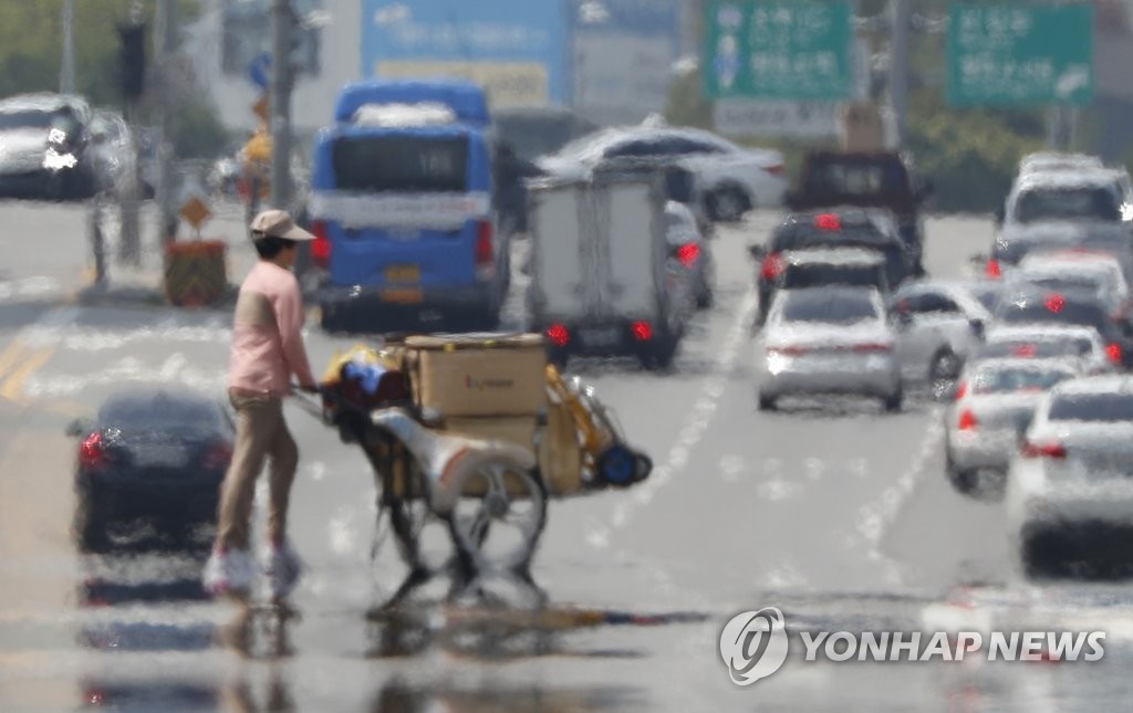 서울기온 34도 찍은 날, 야외노동자는 마스크·토시 중무장