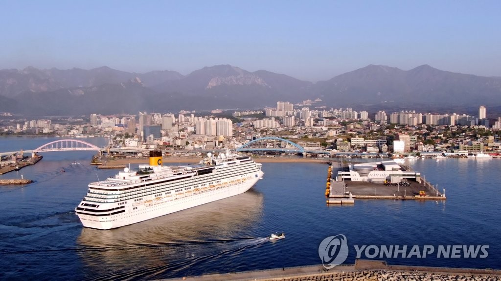 11만t급 크루즈, 속초서 관광객 4천여 명 태우고 북해도 출항