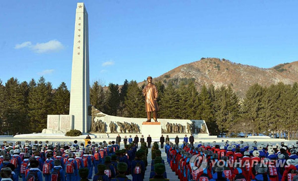 [평양NOW] '김일성 父' 김형직 사망 97주기…백두혈통 띄우기