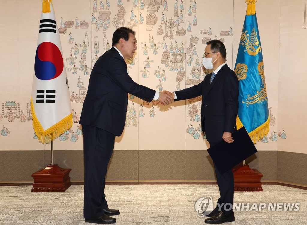 尹대통령, 국정원 조직정비 보고받아…김규현 국정원장 재신임(종합)