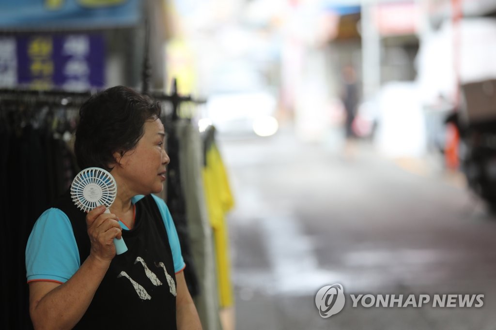 주말 낮 33도 일부 폭염특보…소나기 내리는 곳도