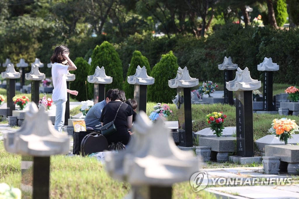 "묘소 표지석 사라져" 유족 신고…경찰 경위 파악 중