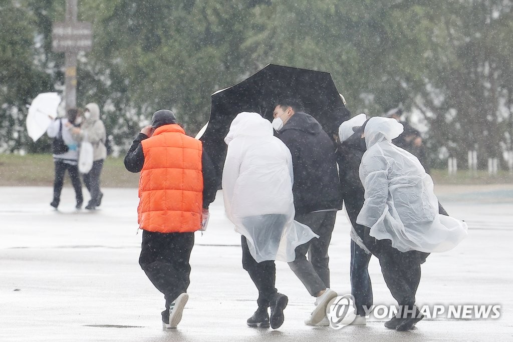 강원 돌풍 동반한 소나기…산지는 짙은 안개