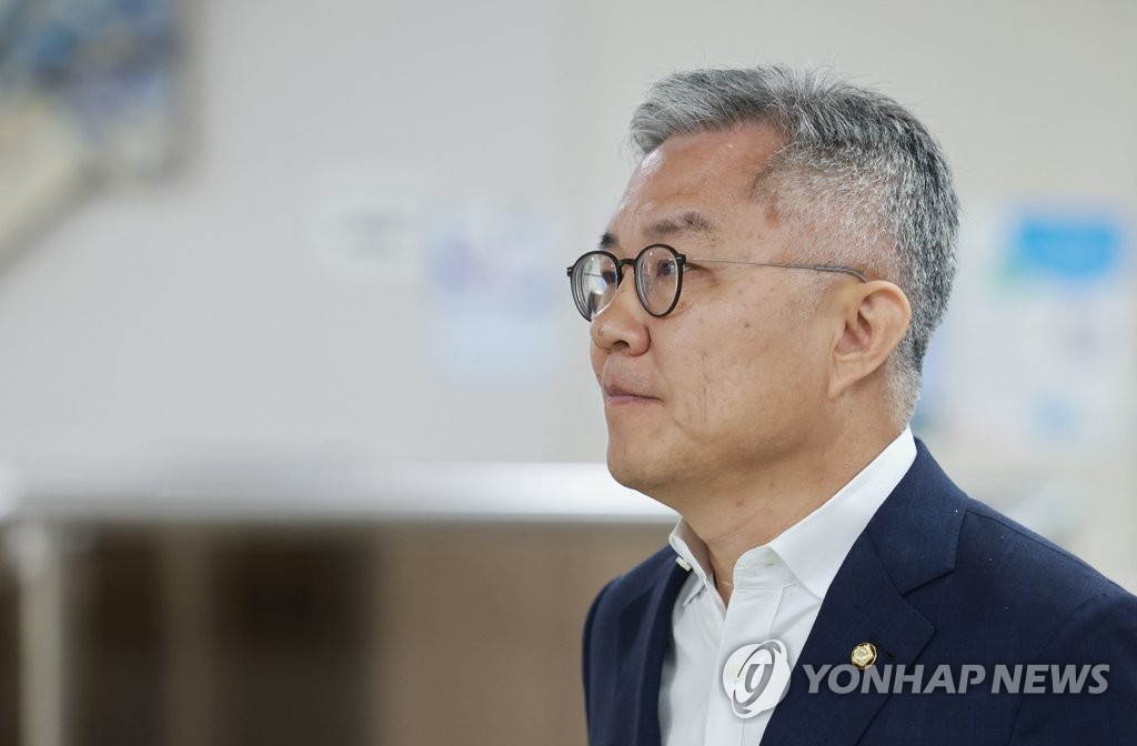 경찰, 최강욱 의원 압수수색…한동훈 개인정보 유출 의혹