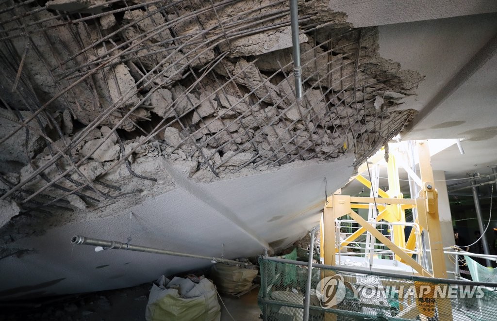 국토부 "인천 검단 아파트 주차장 붕괴 조사결과 내달초 발표"