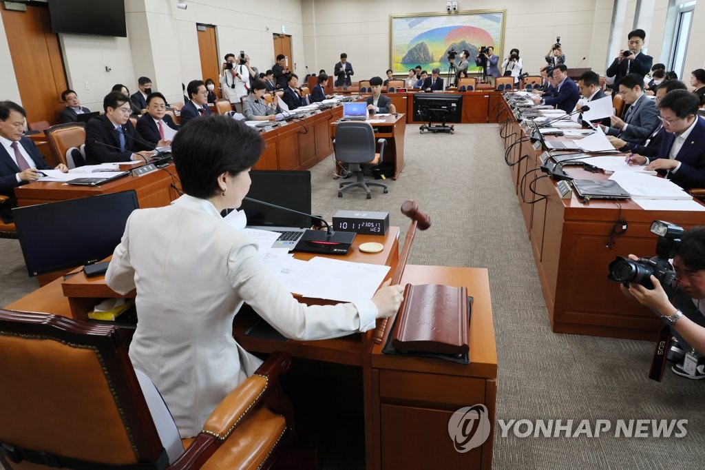 여야, '코인 전수조사' 개인정보동의서 제출 시점 두고 신경전