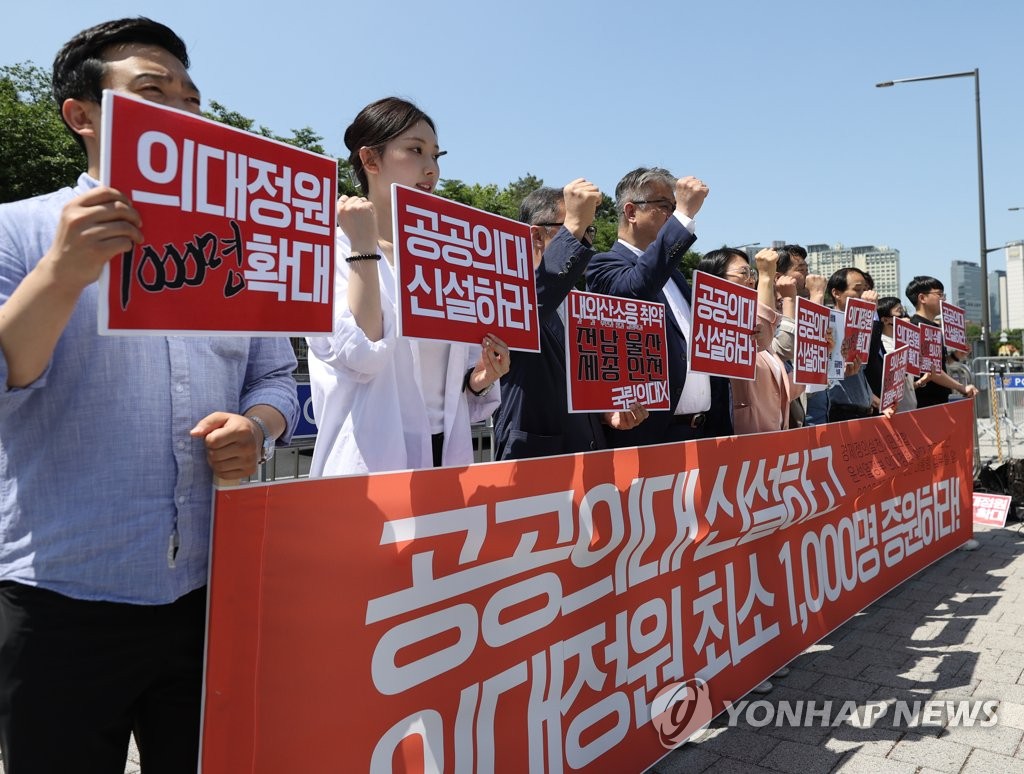 인구 10만명당 의대 졸업생…OECD 회원국 중 한국은 감소세