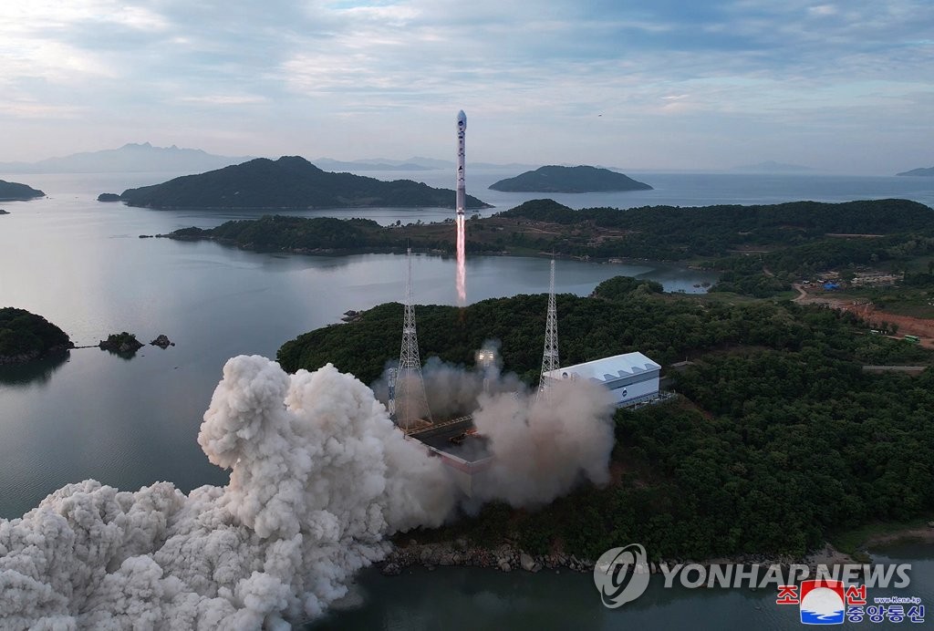 북, '실패한' 위성 발사 장면 공개…동창리 새 발사장 추정