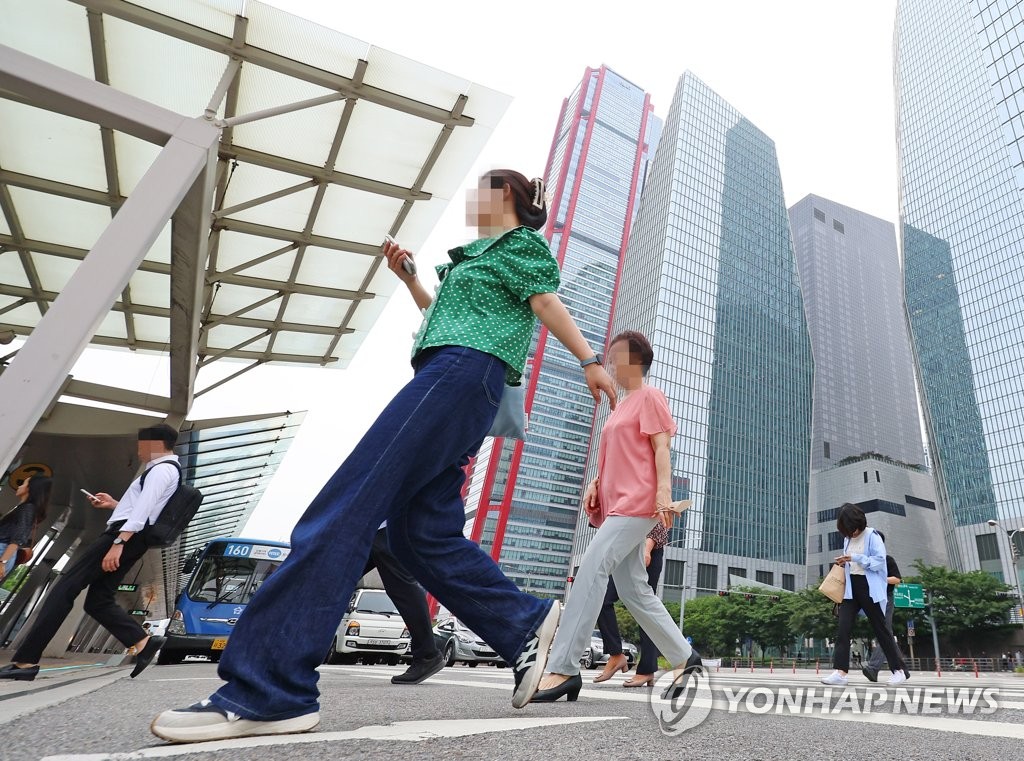 '코로나야 이제 안녕'…일상 풍경 바뀐 사실상 엔데믹 첫날