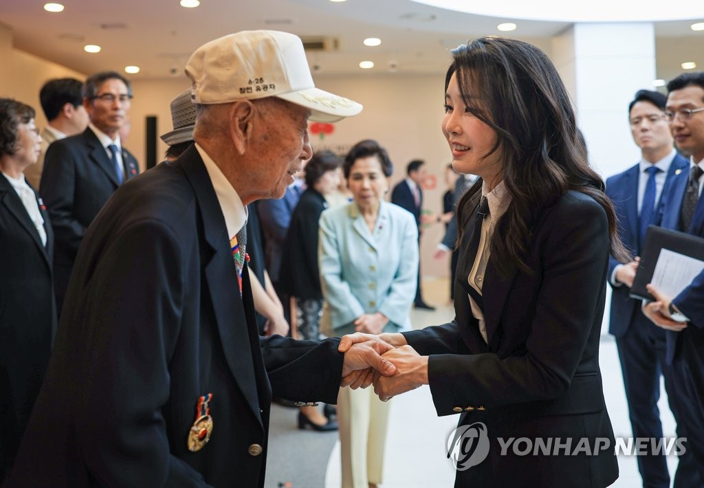 김여사, 국가유공자 기부금 전달…카지노 꽁 머니;영웅 추모, 미래 지키는 일카지노 꽁 머니;(종합)