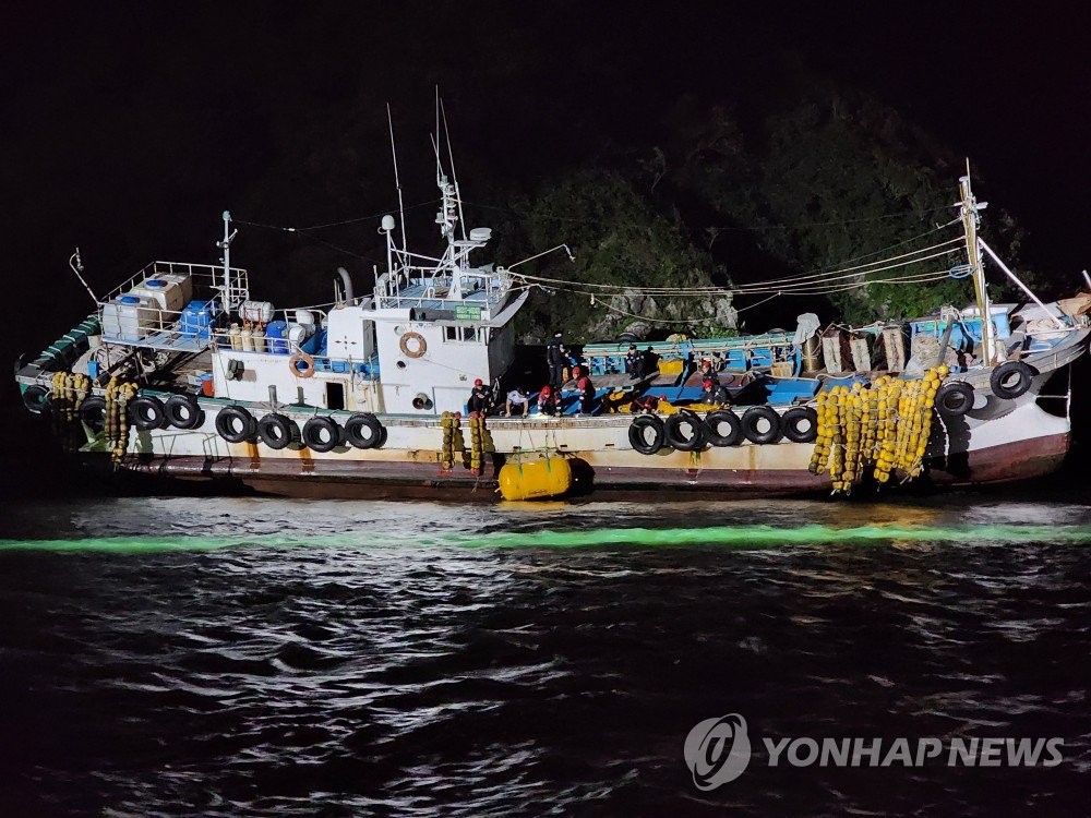 진도 죽도 인근서 38t급 어선 좌초…승선원 2명 안전 확보