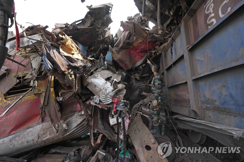 입석 사망자 신원확인도 못해…인도판 설국열차의 비극