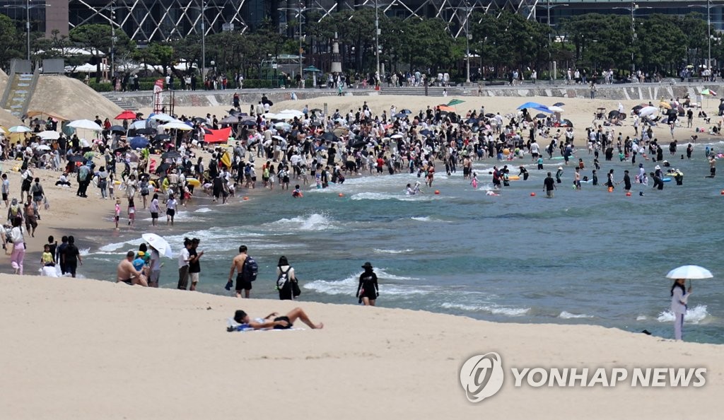 장마 앞두고 "덥다 더워"…전국 해수욕장 축제장 '북적'