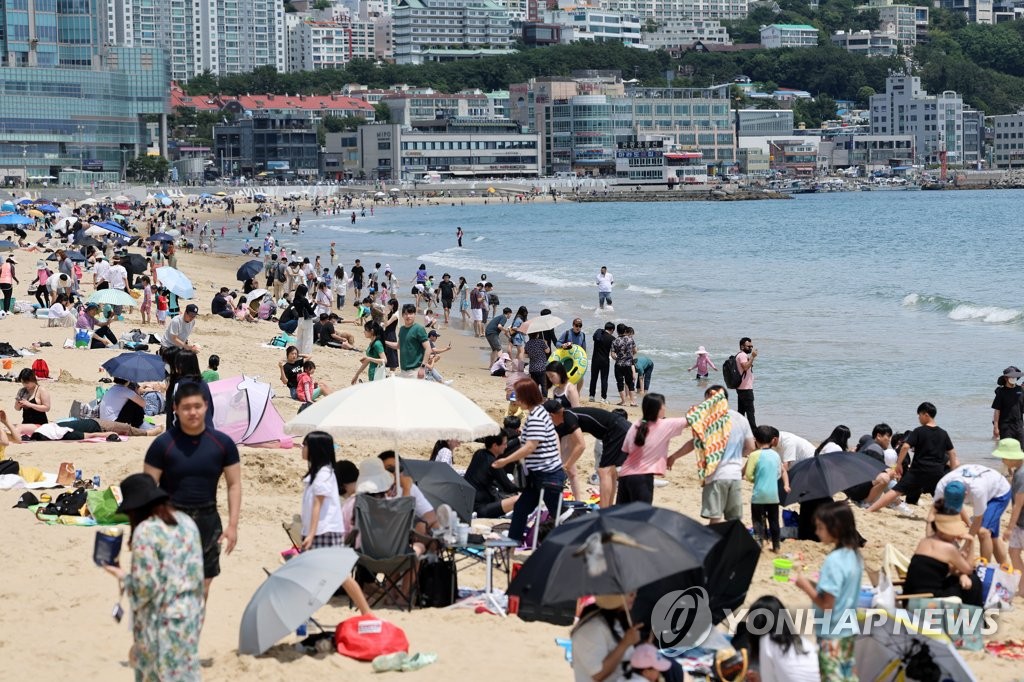 현충일 징검다리 연휴 마지막 날 전국 산·바다 '북적'