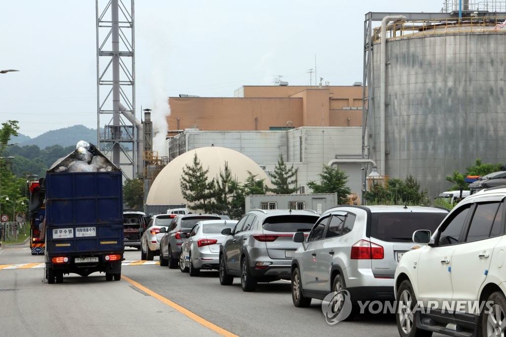 전주리싸이클링타운노조 경적 울리며 "임금 인상 요구"