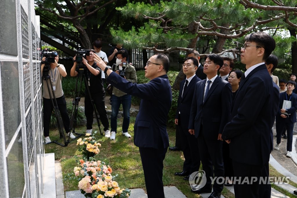 검찰총장, 대검청사 내 '기억의 벽' 찾아 참배