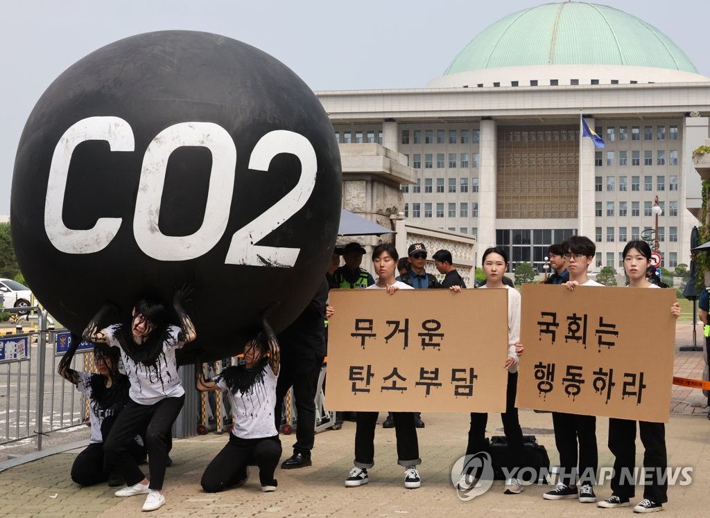 환경의날 국회엔 대형 'CO₂풍선'·광화문엔 "채식 촉구"(종합)