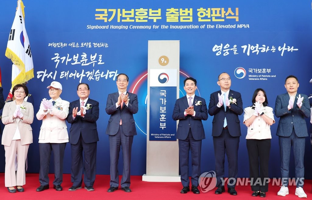 한총리 "대한민국 있기까지 많은 희생…예우는 국격과 연관"